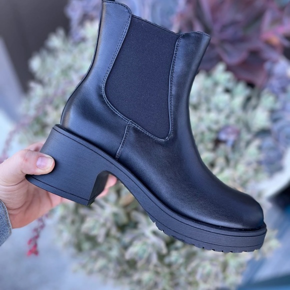 NIB Dirty Laundry Tune Out Lug Booties in Black - Picture 1 of 1